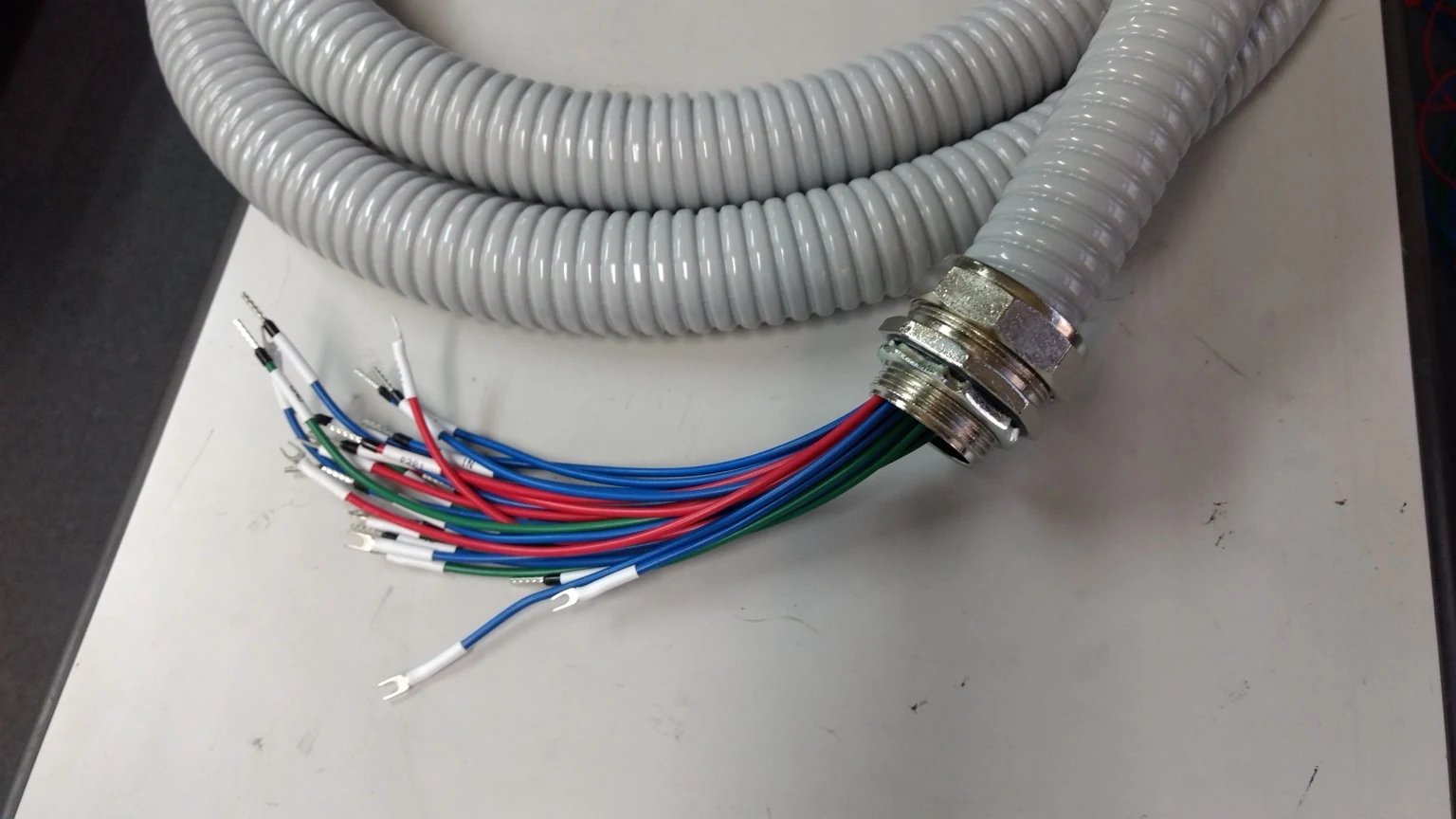 可とう管と引込部から出る電線、電線先端の端末部分